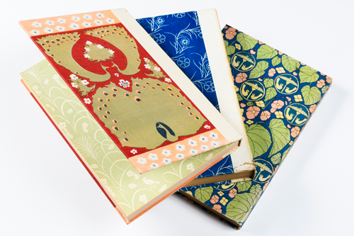 橋口五葉による泉鏡花著作の装幀（左から『恋女房』『銀鈴集』『相合傘』）　個人蔵（千葉市美術館寄託ほか） 撮影：上野則宏
